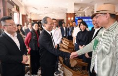 <strong>希望网络名人代表们多走</strong>