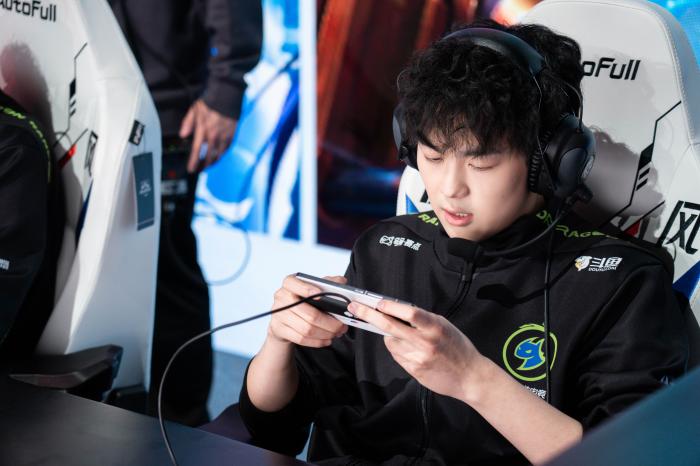 当转折来临，阿豆以沉着迎战：从替补到队伍老