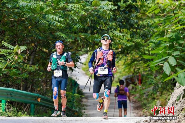 2025贡嘎100冰川挑战赛开赛 1050选手角逐雪山赛