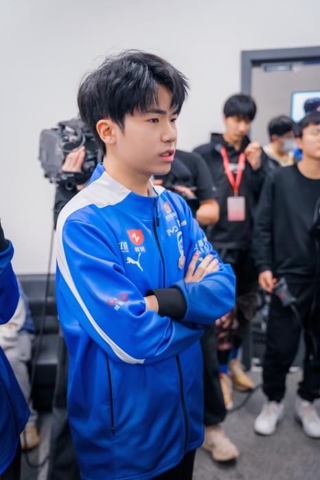 花海的俯仰之间:在高光与低谷间书写同城电竞