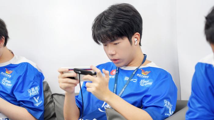 花海的俯仰之间:在高光与低谷间书写同城电竞