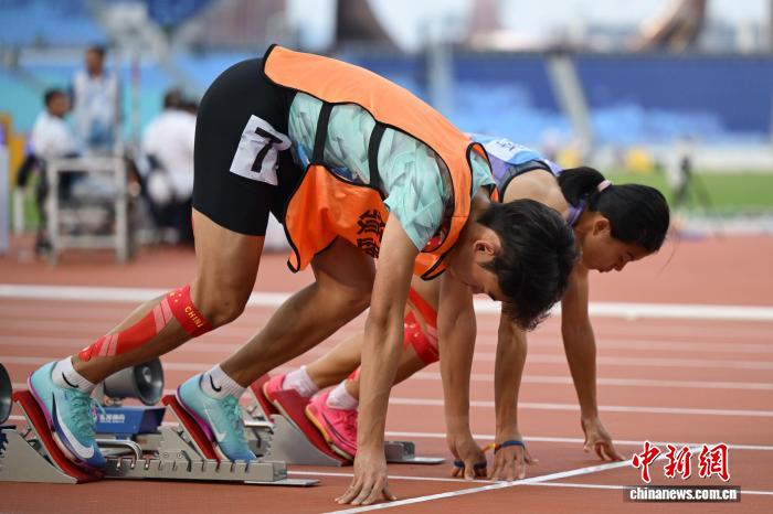 视障运动员梁燕芬与领跑员田皓宇携手夺冠，共